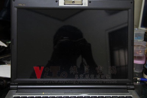 (筆電維修)華碩 ASUS F8S 顯卡故障~更換2011年白色封裝的改良溫控晶片維修實例