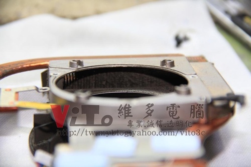 (筆電維修)華碩 ASUS F8SV 畫面亂碼花屏~白色線條畫面分格~無法進作業系統~顯卡故障維修實例
