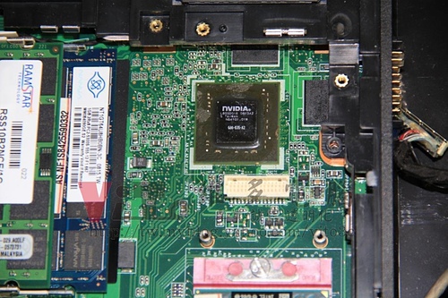 (筆電維修)華碩 ASUS F6S 分割六畫面~畫面多格~多個小畫面~畫面條紋亂碼~9300M G顯示卡過熱故障通病維修實例