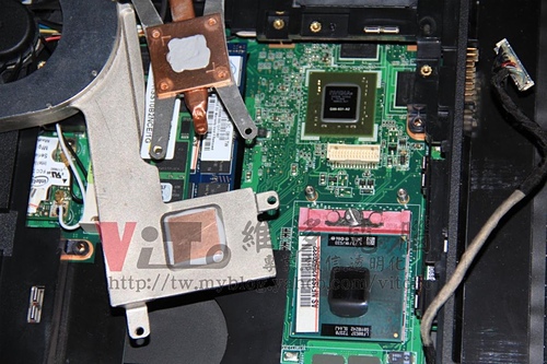 (筆電維修)華碩 ASUS F6S 分割六畫面~畫面多格~多個小畫面~畫面條紋亂碼~9300M G顯示卡過熱故障通病維修實例