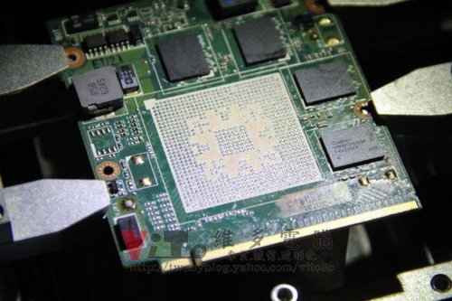 (筆電維修)華碩 ASUS A8J 顯卡開機畫面反白~開機白屏~獨立顯卡維修實例 (圖多)