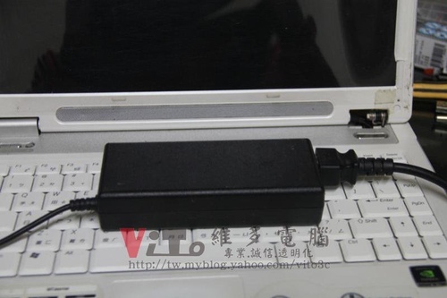 (筆電維修)華碩 ASUS W7J (白) 插電不過電~變壓器燈不亮~無法開機維修實例