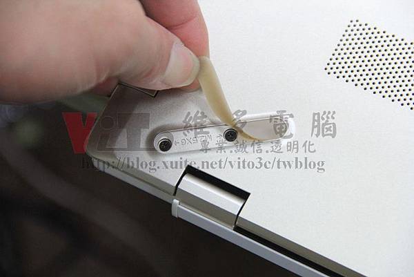 HP 15-CS0071TX 拆機教學 底部螺絲