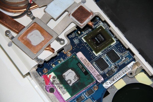 (筆電維修)華碩 ASUS W7S (白) 8400M顯卡故障造成畫面分格維修實例