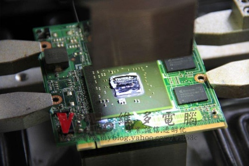 (筆電維修)華碩 ASUS F8S 顯卡故障~更換2011年白色封裝的改良溫控晶片維修實例