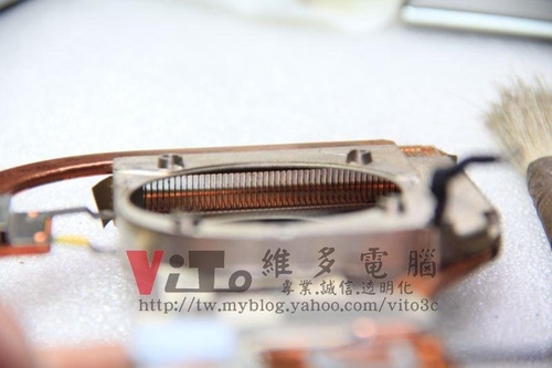(筆電維修)華碩 ASUS F8S 顯卡故障~更換2011年白色封裝的改良溫控晶片維修實例