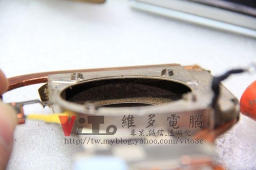 (筆電維修)華碩 ASUS F8S 顯卡故障~更換2011年白色封裝的改良溫控晶片維修實例