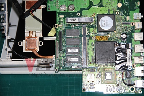 (筆電維修)蘋果 APPE iBOOK G4 A1054 白畫面白屏~開機畫面反白線條~顏色漸變~面板故障維修實例